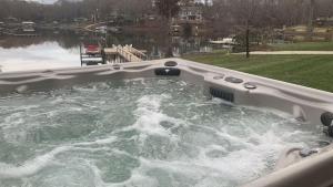 Bazén v ubytování Kool Breeze by AvantStay Boat Ramp Hot Tub nebo v jeho okolí