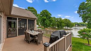 Balkón nebo terasa v ubytování Kool Breeze by AvantStay Boat Ramp Hot Tub
