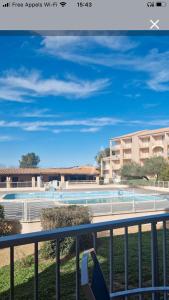 einen Balkon mit Poolblick in der Unterkunft Studio 7 in Balaruc-les-Bains