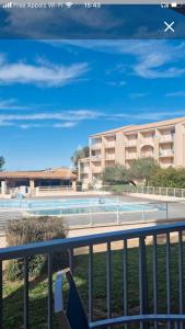 einen Stuhl auf einem Balkon mit Blick auf ein Gebäude in der Unterkunft Studio 7 in Balaruc-les-Bains + 24 Fotos