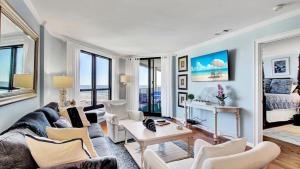 Гостиная зона в 504 Summerhouse by AvantStay Ocean Front Condo w Community Pool Access
