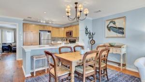 Кухня или мини-кухня в 504 Summerhouse by AvantStay Ocean Front Condo w Community Pool Access
