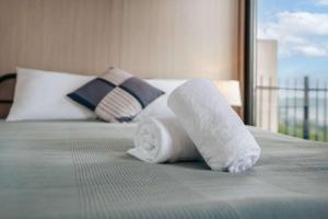 Ένα ή περισσότερα κρεβάτια σε δωμάτιο στο Aorangi Peak Cabins 1 by Tiny Away