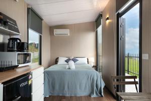 Ένα ή περισσότερα κρεβάτια σε δωμάτιο στο Aorangi Peak Cabins 1 by Tiny Away