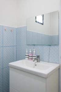 ein Badezimmer mit einem weißen Waschbecken und einem Spiegel in der Unterkunft Cozy Seaview Studio 50 Meters From the Beach in Ko Kong Nui