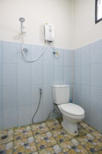 ein Badezimmer mit Toilette und Dusche in der Unterkunft Cozy Seaview Studio 50 Meters From the Beach in Ko Kong Nui + 22 Fotos