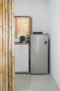 eine Küche mit einem Kühlschrank und einer Theke in der Unterkunft Cozy Seaview Studio 50 Meters From the Beach in Ko Kong Nui