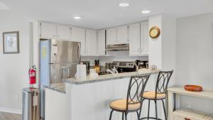 Кухня или мини-кухня в 202 D Port O Call by AvantStay Beach Condo
