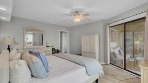 Кровать или кровати в номере 202 D Port O Call by AvantStay Beach Condo +22 фотографии