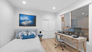 Ένα ή περισσότερα κρεβάτια σε δωμάτιο στο Backyard Oasis w Fire Table Walk to Salt Creek Beach Dana Point Dreams