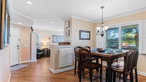 Close to Beach w Patio Resort Amenities The Point at Corniche by AvantStay في دانا بوينت: غرفة طعام ومطبخ مع طاولة وكراسي