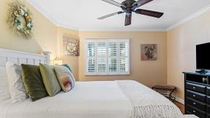 Close to Beach w Patio Resort Amenities The Point at Corniche by AvantStay في دانا بوينت: غرفة نوم بسرير أبيض مع مروحة سقف +35 صورة