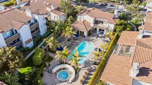 Close to Beach w Patio Resort Amenities The Point at Corniche by AvantStay في دانا بوينت: اطلالة جوية على فيلا بمسبح وبيوت