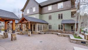 Una casa grande con un patio enfrente. en Steps to Lifts Peak 9 Main Street Balcony Lounge Pool Water House 5204 by AvantStay, en Breckenridge