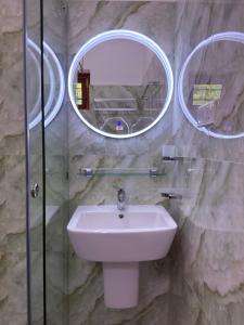 une salle de bains avec un lavabo et un miroir dans l'établissement Villa Sandakelum Luxury, à Weligama 3 autres photos