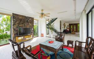 TV a/nebo společenská místnost v ubytování FLAMIGO Đại Lải - Villa Tự Doanh