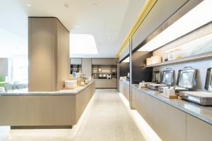 Jiangning全季酒店（南京百家湖1912店）的商店里有一家自助餐厅，里面摆放着一长排柜台。