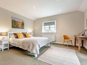 a bedroom with a bed and a desk and a window at 2 Bed in Ventnor oc-88857 in Niton