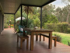 ein Holztisch und eine Bank auf einer Terrasse in der Unterkunft Tatra Studio Bright - Relax & Explore in Bright