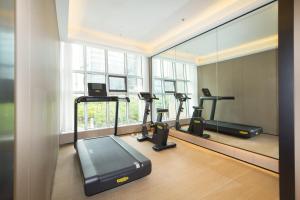 Jiangning全季酒店（南京百家湖1912店）的健身房设有三台跑步机和镜子 更多17张照片
