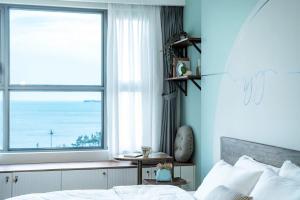 En eller flere senge i et værelse på The Sóng Vũng Tàu Infinity Pool Apartment - Hồ Bơi Vô Cực - Tháp Tam Thắng