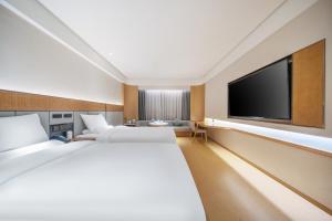 Ένα ή περισσότερα κρεβάτια σε δωμάτιο στο JI Hotel Nanjing Xuanwu Lake West Road