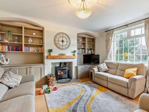 een woonkamer met een bank en een open haard bij 4 Bed in Morpeth oc-90739 in Cresswell