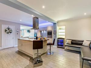 een keuken en een woonkamer met een bank bij 4 Bed in Morpeth oc-90739 in Cresswell