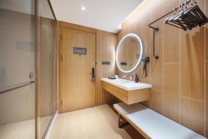 Ένα μπάνιο στο JI Hotel Nanjing Xuanwu Lake West Road +16 φωτογραφίες