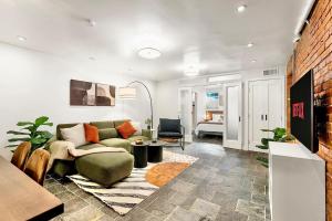 Luxe Logan Circle Escape - Near Downtown DC & Shaw في واشنطن: غرفة معيشة مع أريكة وطاولة