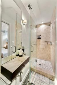 Luxe Logan Circle Escape - Near Downtown DC & Shaw في واشنطن: حمام مع حوض ودش