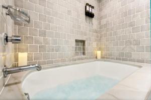 Luxe Logan Circle Escape - Near Downtown DC & Shaw في واشنطن: حوض كبير في الحمام مع جدار من البلاط +42 صورة