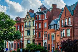 Luxe Logan Circle Escape - Near Downtown DC & Shaw في واشنطن: مبنى من الطوب الأحمر كبير مع العديد من النوافذ