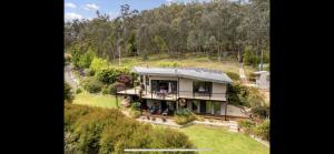 Luftaufnahme eines Hauses auf einem Hügel in der Unterkunft Tatra Studio Bright - Relax & Explore in Bright