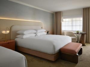 Ένα ή περισσότερα κρεβάτια σε δωμάτιο στο Kimpton Miralina coming soon - Scottsdale Plaza Resort