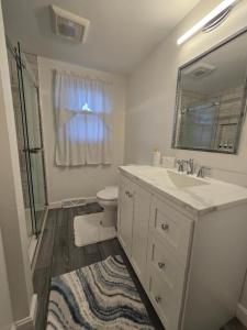 诺伍德The Upper Level Oasis- FIFA World Cup 2026 Stay的浴室里有洗手池、马桶和镜子。