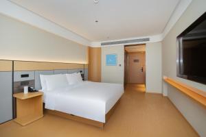 Ένα ή περισσότερα κρεβάτια σε δωμάτιο στο JI Hotel Nanjing Jiangning Jiaotong University Subway Station