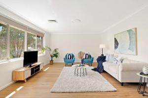 Et tv og/eller underholdning på Premium Five Bedroom House with Swimming Pool