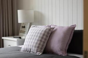 En eller flere senge i et værelse på Comfort By The Lake