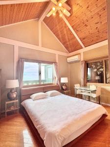 En eller flere senge i et værelse på AMANA ayurveda + 84 billeder