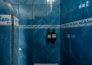 Un baño de Hotel Pimampiro 36 fotos más