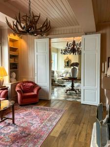 Khu vực ghế ngồi tại Manor House With Panoramic Views Of Jotunheimen +32 ảnh