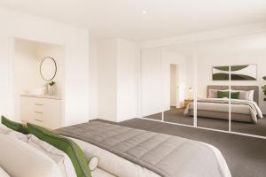 una camera da letto bianca con un letto e uno specchio di Rochedale Outlook a Rochedale