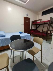 En eller flere senge i et værelse på Rey's Pension House- Family Room