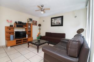 Μια τηλεόραση ή/και κέντρο ψυχαγωγίας στο Bonita casa a pie de los arcos con restaurantes