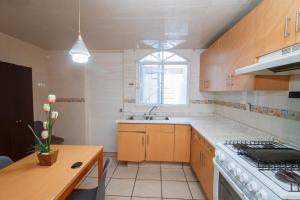 Η κουζίνα ή μικρή κουζίνα στο Bonita casa a pie de los arcos con restaurantes