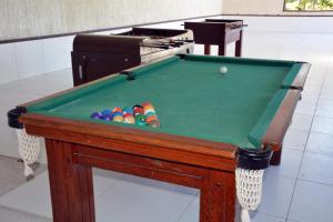 Una mesa de billar con bolas encima en FLAT MONTE CASTELO CONDOMÍNIO GRAVATÁ NA FRENTE DA ÁREA DE LAZER - Pe, en Sairé