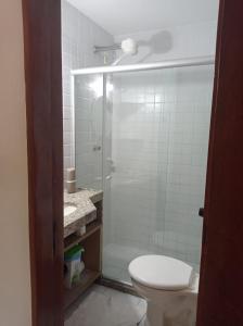 Un baño con ducha, inodoro y lavabo. en FLAT MONTE CASTELO CONDOMÍNIO GRAVATÁ NA FRENTE DA ÁREA DE LAZER - Pe, en Sairé