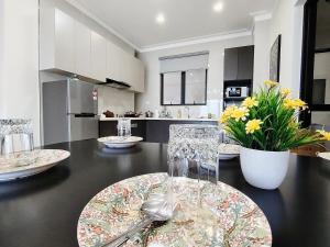 Kuchyň nebo kuchyňský kout v ubytování Danga Bay Beach-Side Family Getaway