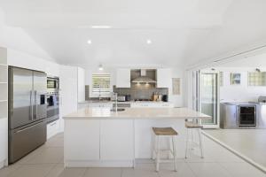 Una cocina o cocineta en Spacious 4-Bed Home Near Avalon Beach